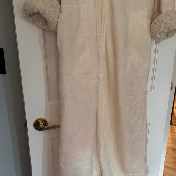 Natori Cream Robe - Picture 3 of 6